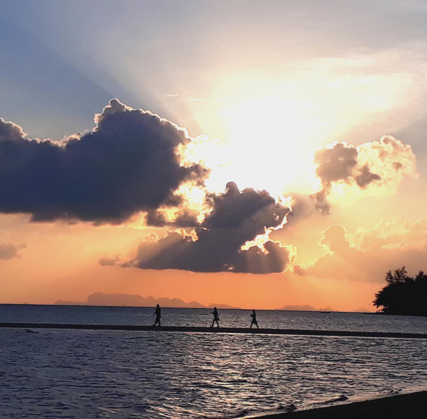 Conexión y claridad – Registros Akáshicos Atardecer sobre el mar con nubes y rayos de sol, simbolizando conexión espiritual y apertura de conciencia en Registros Akáshicos – Espacio Medrar